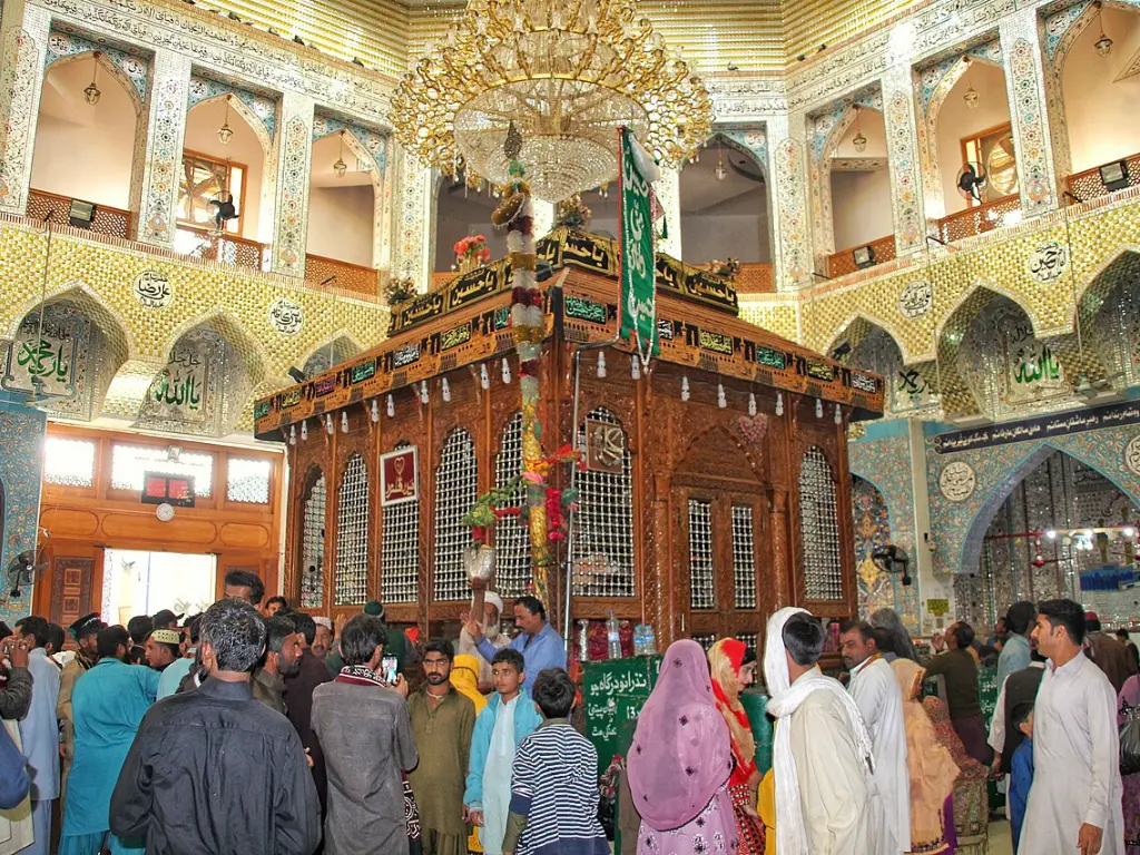 Lal Shahbaz Qalandar Shrine (2)