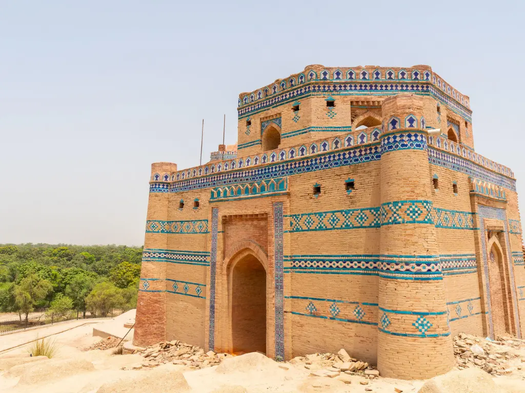 Uch Sharif Jawindi bibi tomb (2)