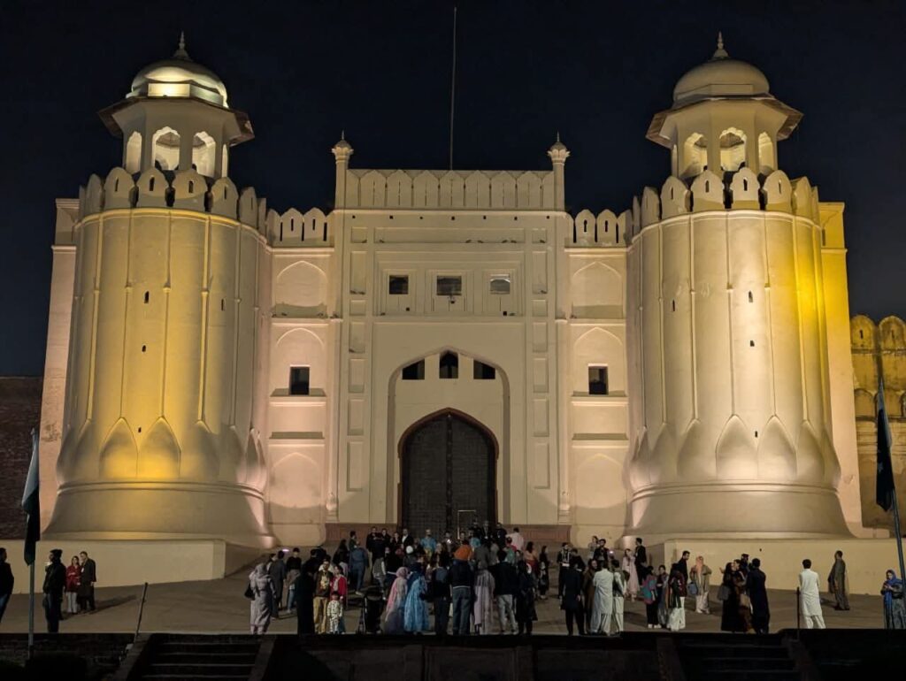 Lahore fort history by night